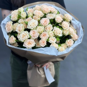 Нежный букет из 17 кремовых кустовых роз (60 см) в Щелково
