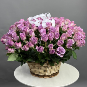 Композиция в корзине из 131 кенийской розы (40 см) в Щелково