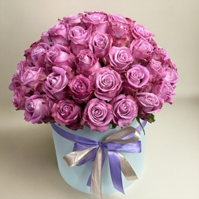 Композиция в шляпной коробке из 51 розы Меритим в Щелково