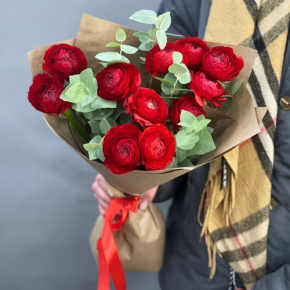 Букет из 11 ранункулюсов и эвкалипта в Щелково