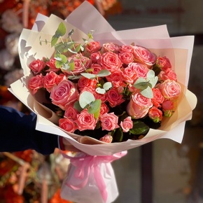 Букет "Деко" из кустовых коралловых роз и роз Софи Лорен в Щелково