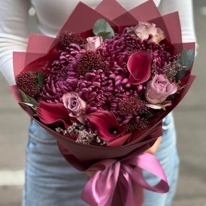 Букет "Импульс" из скиммии, калл, роз и хризантем Бигоуди в Щелково