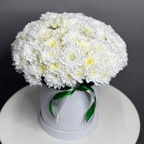 Композиция в шляпной коробке "Виолетта" из кустовых хризантем в Щелково