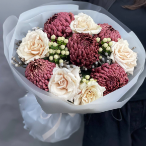 Букет "Всё что тебе касается" из хризантем Бигоуди, роз Эквадор Квиксенд и гиперикума в Щелково