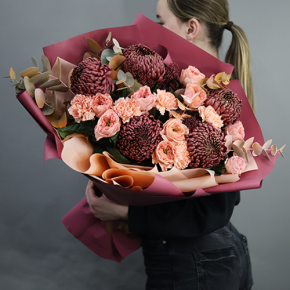 Букет "Осенний блюз" из хризантем Бигоуди, диантусов, скиммии и роз Риджентс парк  в Щелково