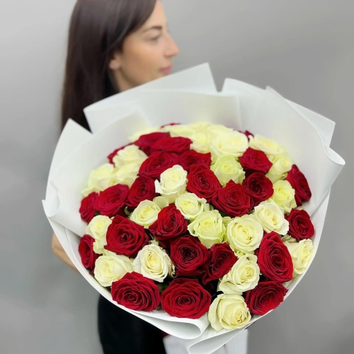Букет из 51 красно-белой розы 70 см в Щелково