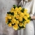 Букет из 25 лимонных роз с рускусом (40 см) в Щелково