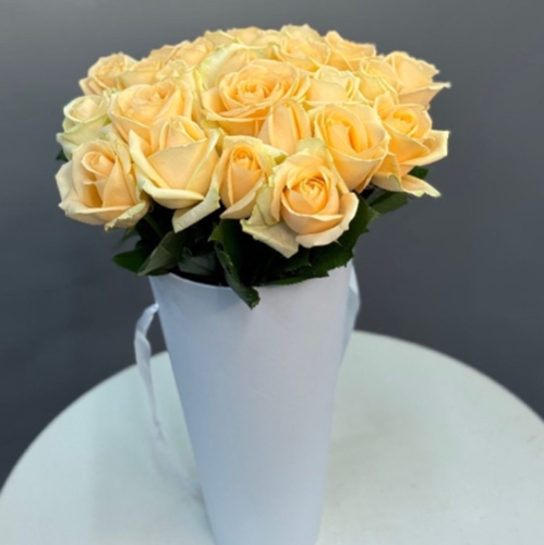 25 кремовых роз в конусе в Щелково