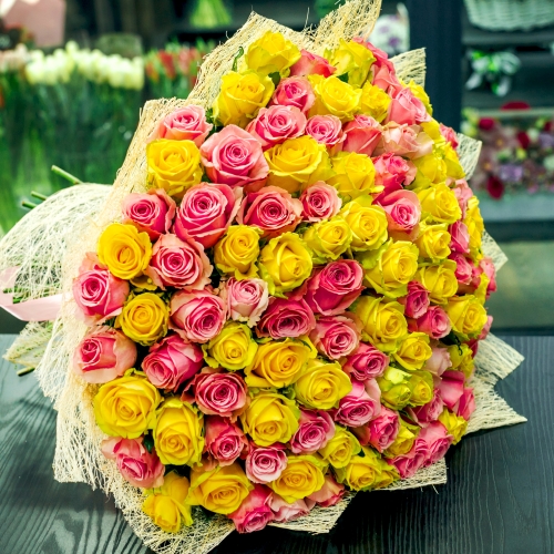 Букет из 101 розовой и лимонной розы (50 см) в Щелково