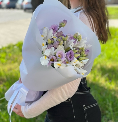 Букет "Вива ла дива" из эустом и ирисов в Щелково