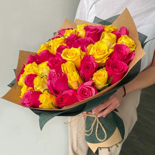 Букет из 51 малиновой и лимонной розы (40 см) в Щелково