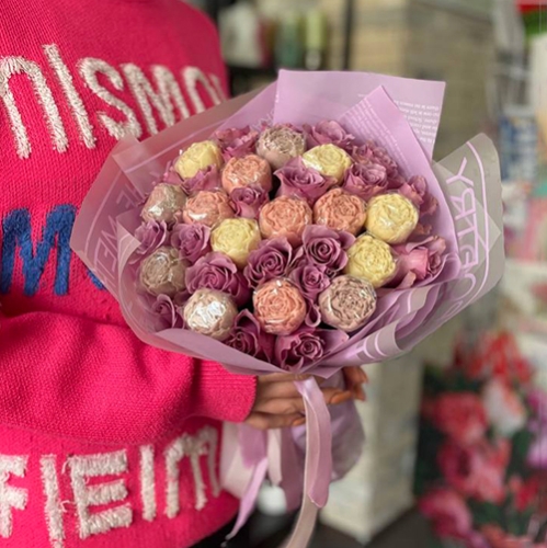 Букет из роз и шоколадных пионов в Щелково