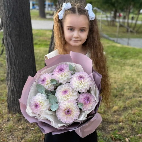Букет из 7 сезонных георгин с эвкалиптом в Щелково