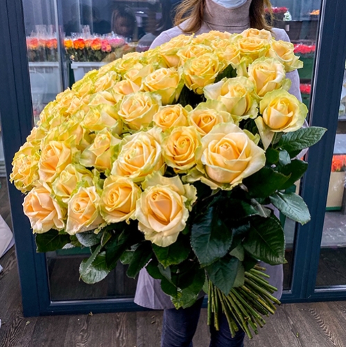 75 роз Аваланж (70 см) в Щелково