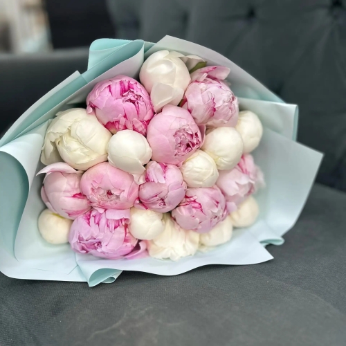 Микс из 19 бело-розовых пионов в Щелково