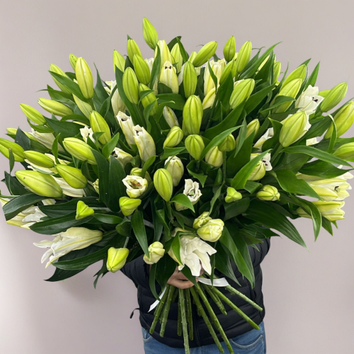 Объемный букет из 27 ароматных белых лилий в Щелково