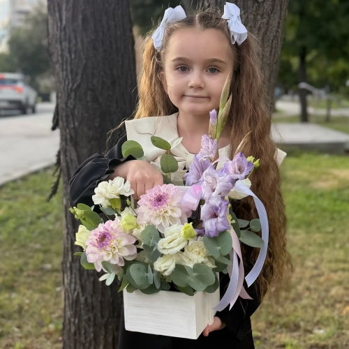 Композиция с георгинами на 1 сентября в белом ящике в Щелково