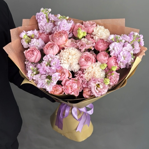 Букет "Амели" из ароматных маттиол, пионовидных кустовых роз Джульетта  эустом и диантусов в Щелково