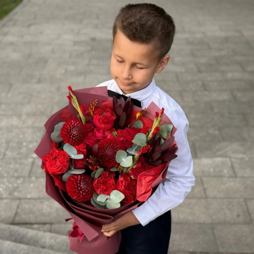 Букет с георгинами, розами и леукадендроном в Щелково