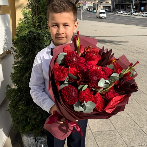 Букет с георгинами, розами и леукадендроном в Щелково