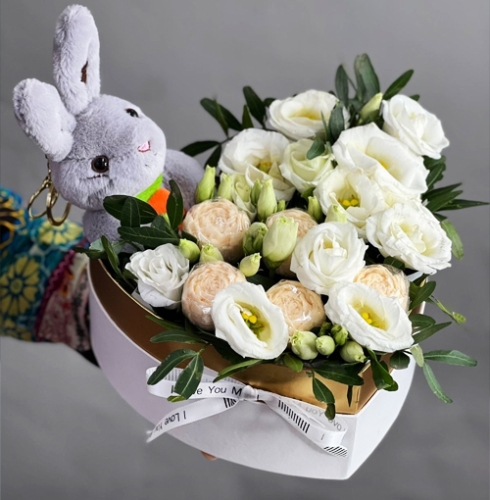 Композиция в коробке сердца из шоколадных пионов и эустом в Щелково